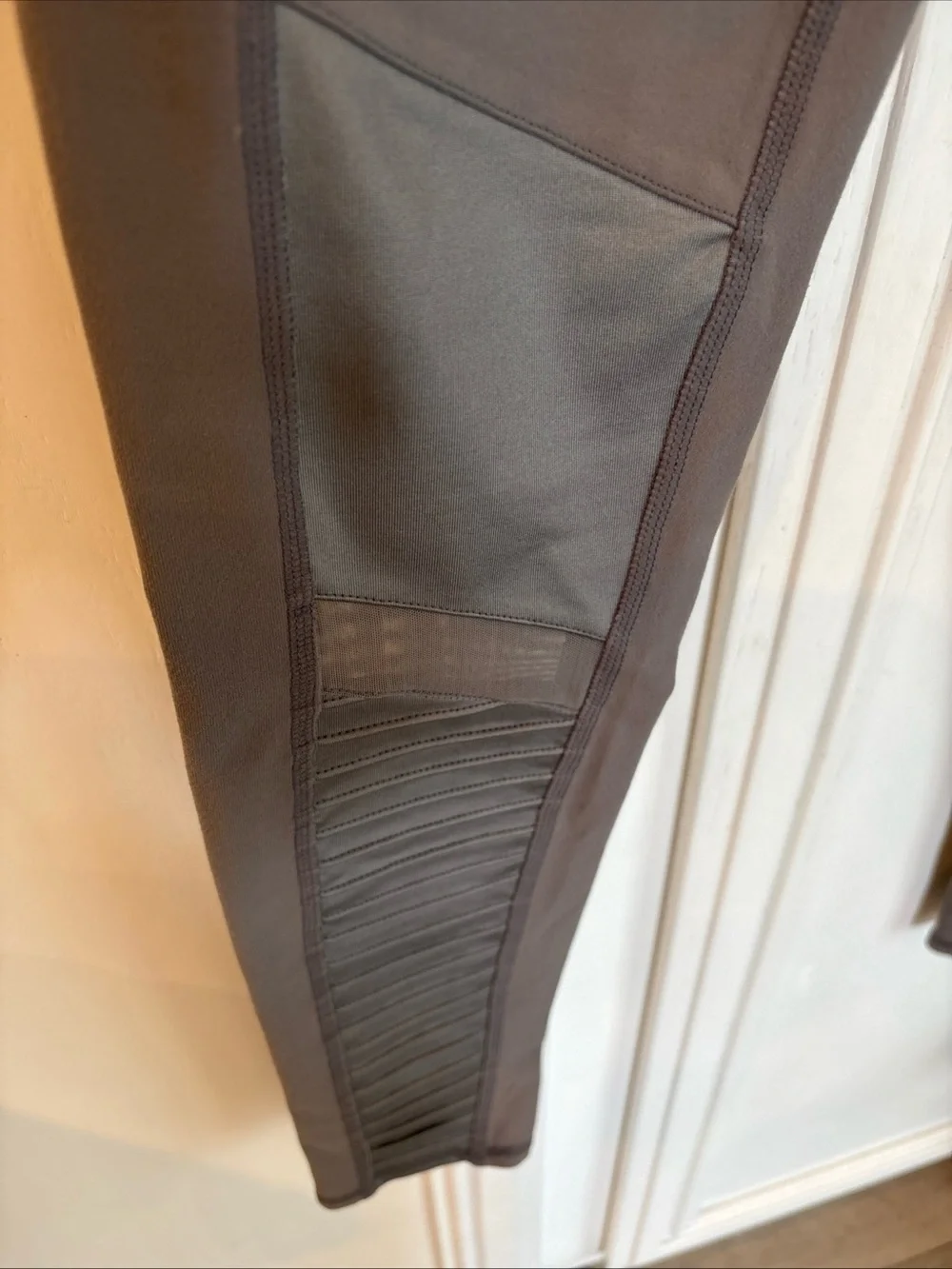 Alo Yoga Moto Leggings Gray Ribbed Panel  Yoga  Size M Low Waist EUC